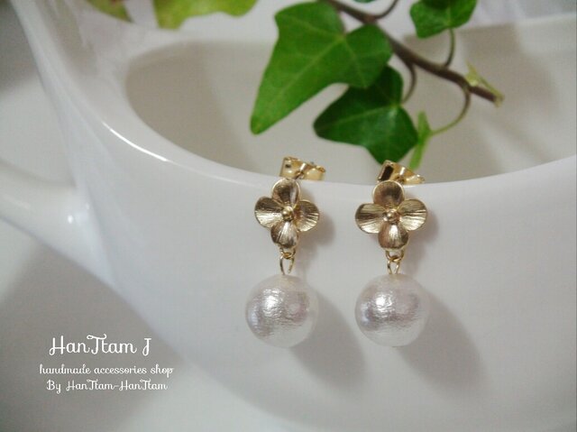 【HanTtam J】 gold cherry blossoms × cotton pearl ピアスの画像1枚目
