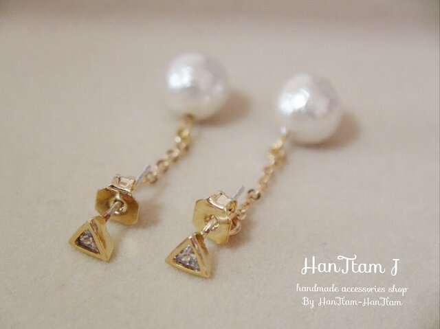 【HanTtam J】 triangle cubic zirconia × cotton pearl ピアス (パールキャッチ)の画像1枚目