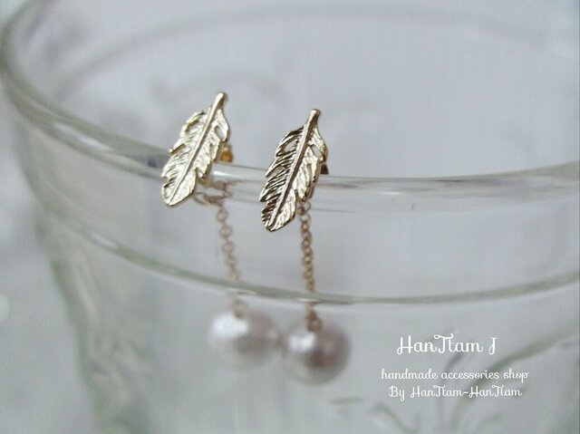 【HanTtam J】 gold feather × cotton pearl ピアス (パールキャッチ)の画像1枚目