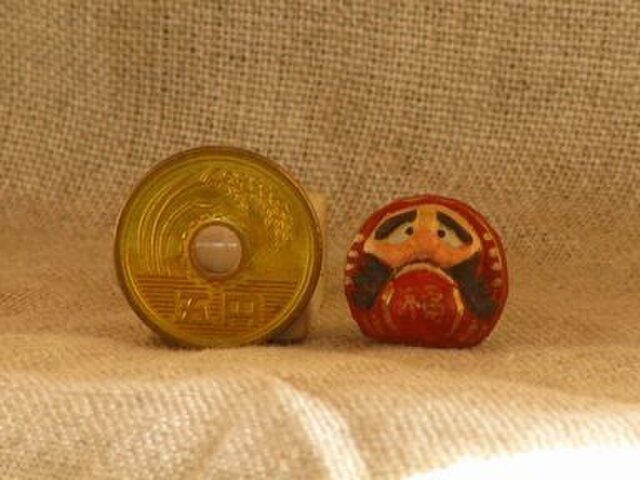 小さな小さな木彫りのだるまさんの画像1枚目