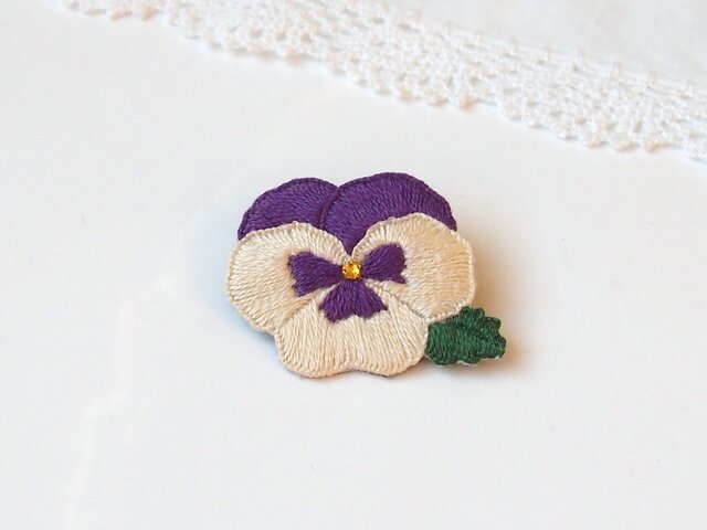 受注制作]パンジーの刺繍ブローチ（オフホワイト×紫） | iichi 日々の