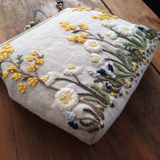 ハンドメイド　ウッドがま口 ショルダーバッグ　刺繍　ひな菊