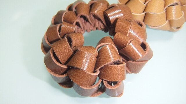 うしろ姿を華やかに~本革でお花のシュシュ~(ブラウン)の画像1枚目