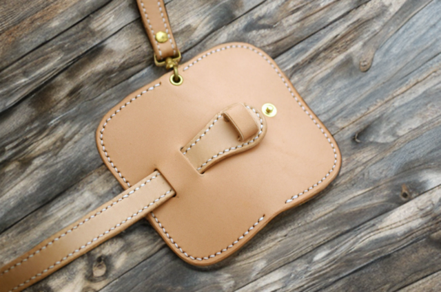 本革サドルレザーの二つ折りキーケース（ベルトタイプ）【受注制作