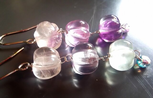 虹色メロンのフローライトのピアス c | iichi 日々の暮らしを心地よく