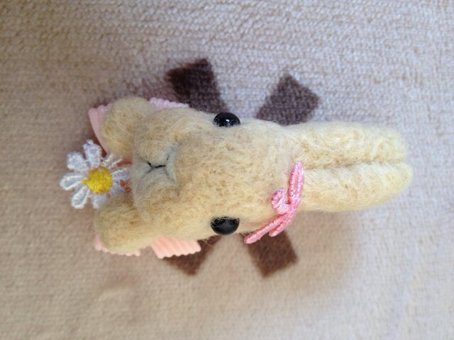 【立体】うさぎっこブローチ白茶の画像1枚目