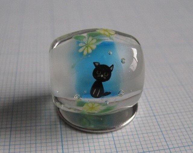 とんぼ玉 黒猫と花 | iichi 日々の暮らしを心地よくする