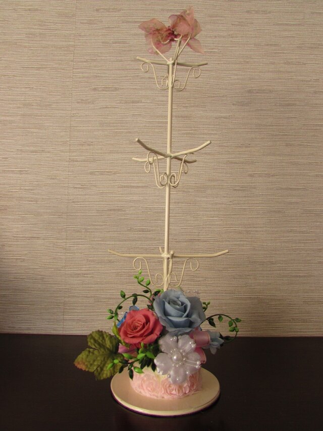 お客様オーダー品☆ドレッサー周りが華やかに♪プリザのネックレススタンド