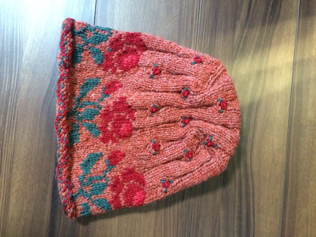 バラの編み込みと刺繍の帽子の画像1枚目