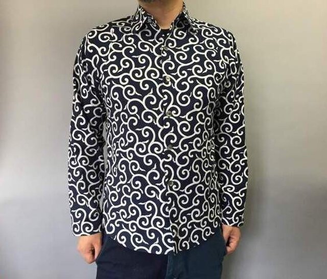 長袖和柄シャツ(唐草模様)濃紺の画像1枚目