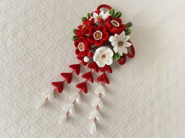 つまみ細工の髪飾り 小梅 下がり付き 卵色 つまみ細工の髪飾り 小梅 下がり付き 卵色