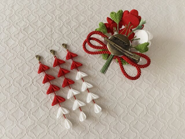 つまみ細工〉藤下がり付き梅と小菊と江戸打ち紐の髪飾り(赤と白