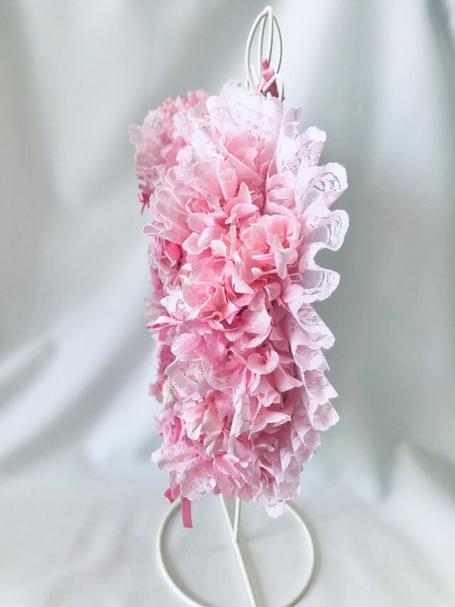 ガラスオーナメント ハートのリースを持った女性　ピンクのドレスに薔薇のお花