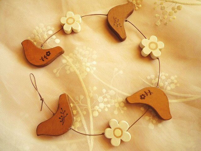 小鳥とお花のオーナメントの画像1枚目