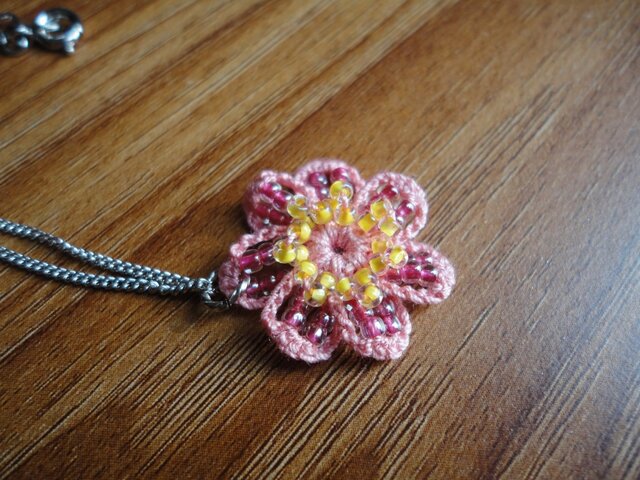 SALE!イチゴの花(ピンク)ペンダントトップの画像1枚目