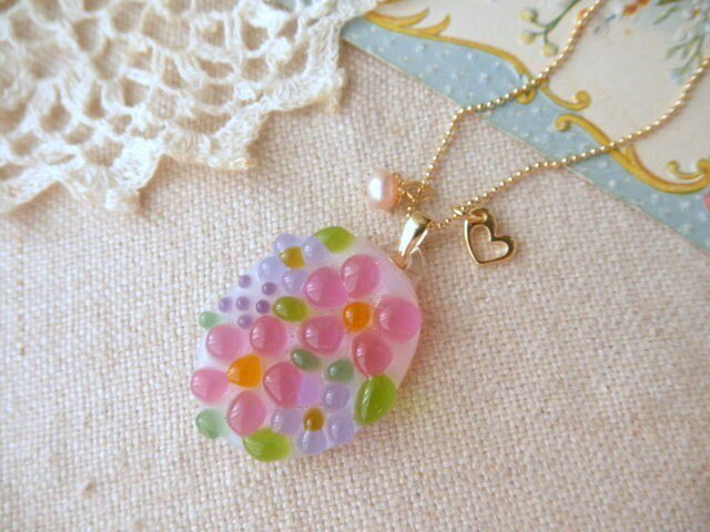 ミルク色ガラスのピンク&ラベンダーの小花と淡水パールネックレスの画像1枚目