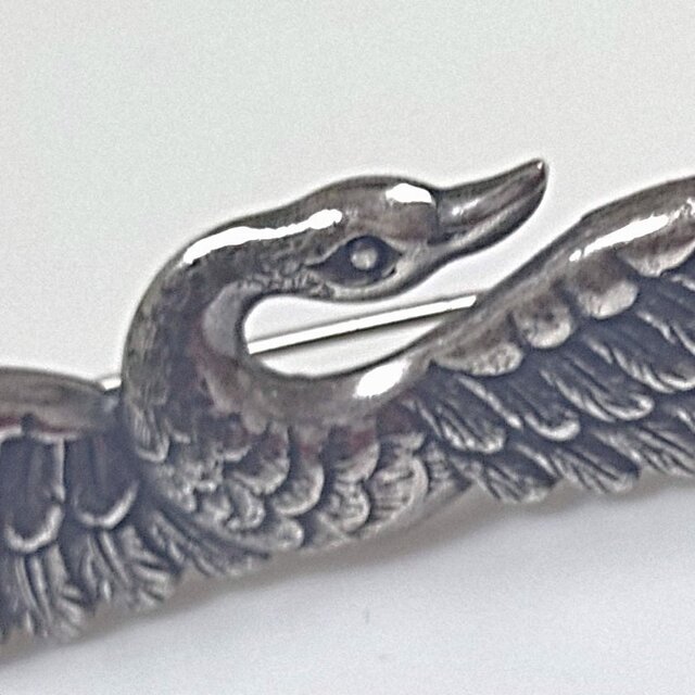 【羽ばたく白鳥の ロング ブローチ】の画像1枚目