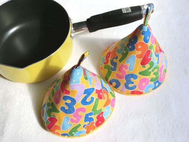 鍋つかみ 三角つまみ ポップな数字×黄色 2個組の画像1枚目