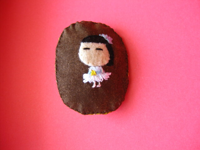 バレリーナの女の子<布ブローチ(刺繍ブローチ)>の画像1枚目