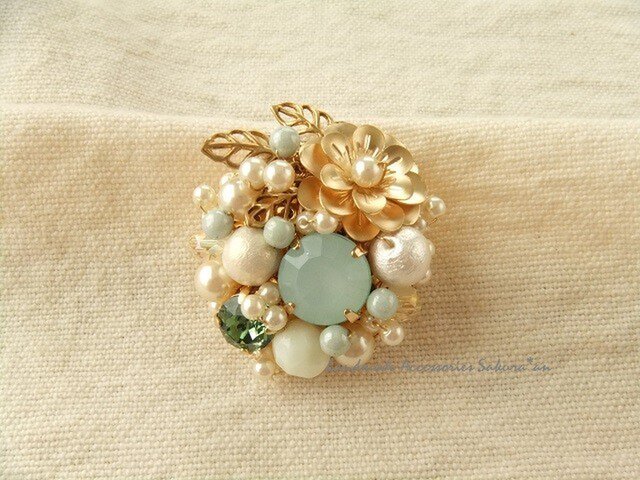 sold/マットゴールドのお花のブローチ(K0418)の画像1枚目