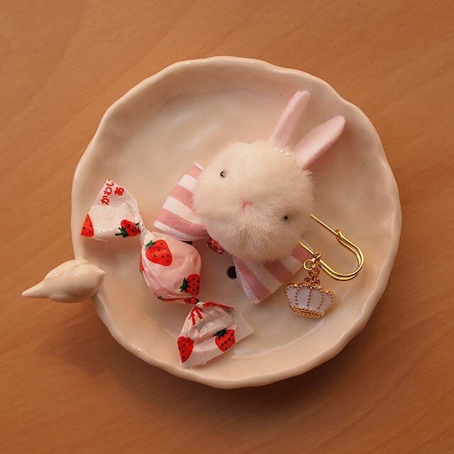 再販】ふんわりブローチ＊甘いピンクの白うさぎ | iichi 日々の暮らし