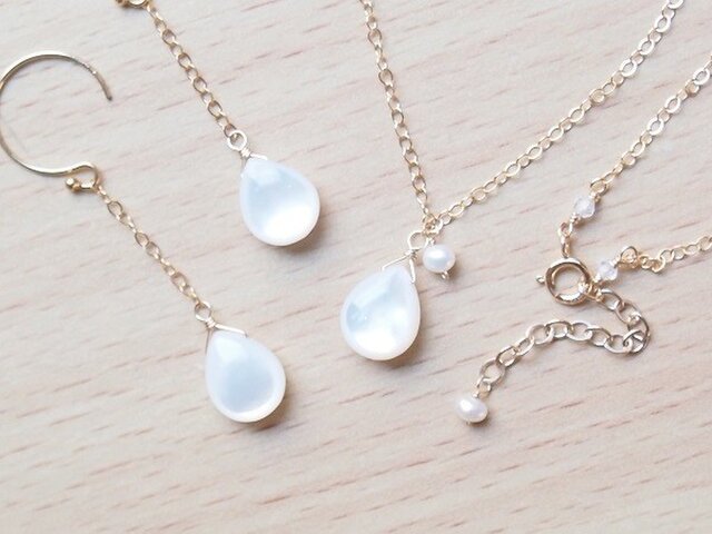 ホワイトシェルのシンプルピアス/イヤリングの画像1枚目