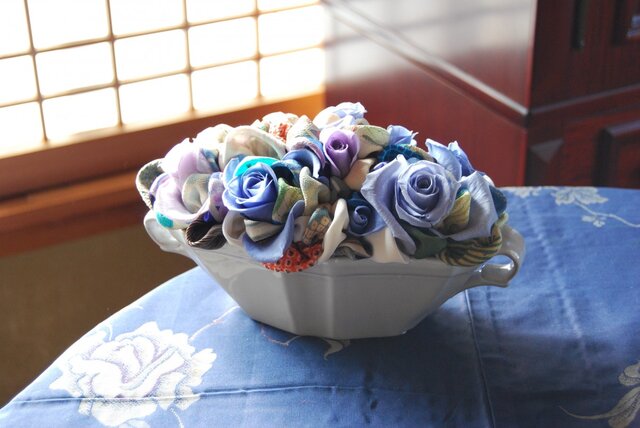 和布とプリザーブドローズの装花 ー プリばらワーク うすぎぬの青の画像1枚目
