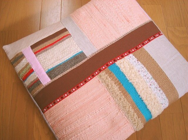草木染めと手織りのクッションカバーの画像1枚目