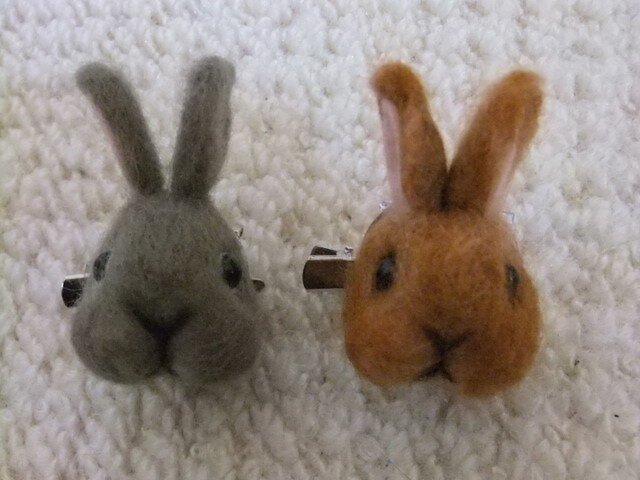 たち耳うさぎさんのフェイスクリップ&ブローチの画像1枚目