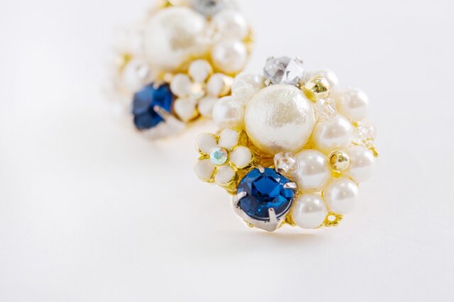 パール×ビジューのブーケピアス(イヤリング)blue & clearの画像1枚目