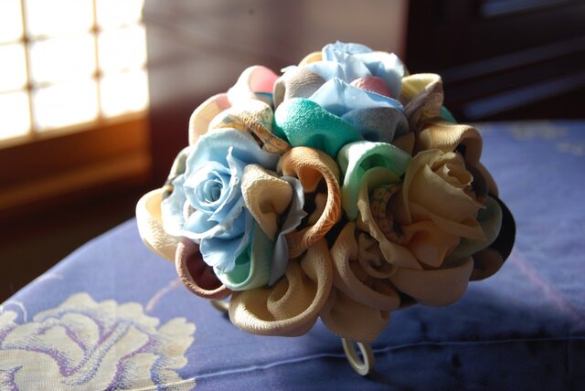 和布とプリザーブドローズの装花ー プリばらワーク 冬もえの画像1枚目