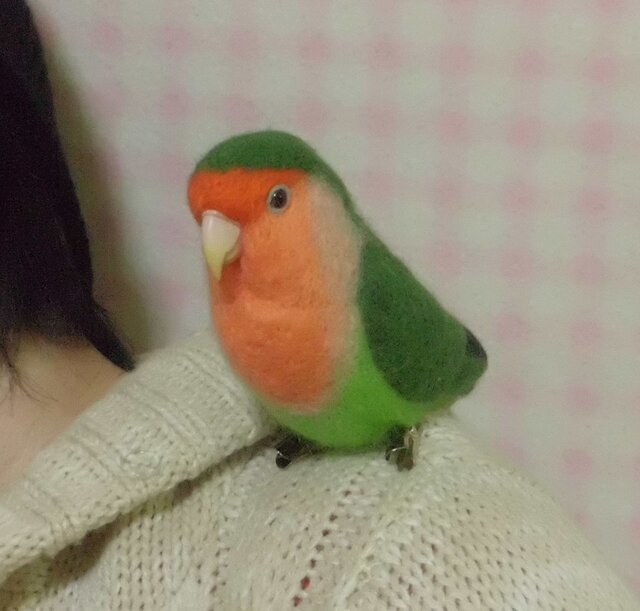 羊毛インコ コザクラインコ オレンジフェイス ☆クリップから足へ変更作成可 ライフサイズ 受注作成 うちの子オーダー可能 | iichi  日々の暮らしを心地よくするハンドメイドやアンティークのマーケットプレイス