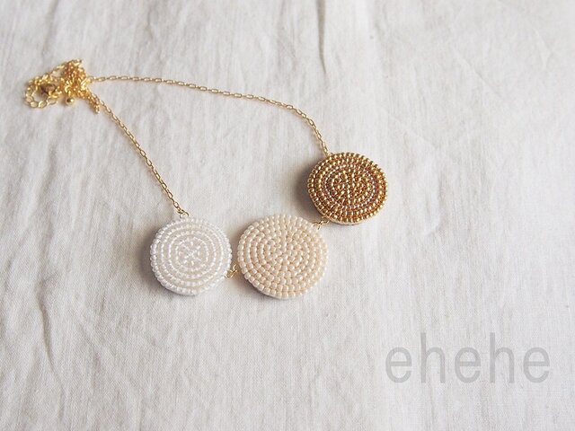 ”en-white”ビーズ刺繍ネックレスの画像1枚目