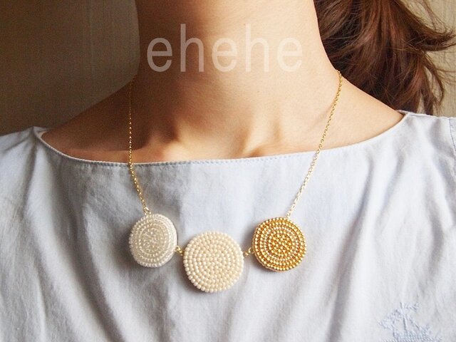 タジキスタン　ハンドメイド ビーズ刺繍 ネックレス 赤黒白緑 タジキスタン ハンドメイド ビーズ刺繍 ネックレス 赤黒白緑
