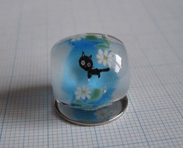 とんぼ玉 黒猫と花 type-Bの画像1枚目