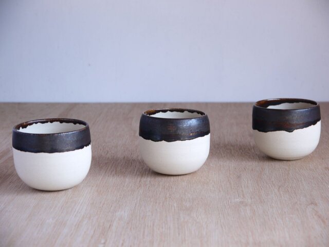 錆釉の丸底湯飲みの画像1枚目