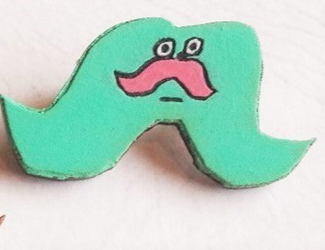 ひげブローチ エメラルドの画像1枚目