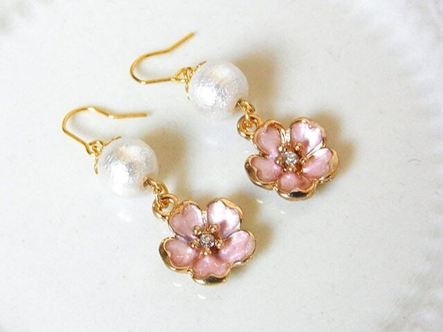 コットンパールと桜のピアス(イヤリング変更可)の画像1枚目