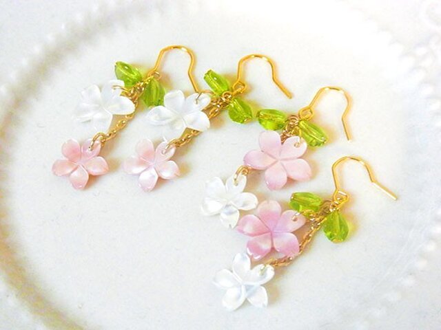 2色のサクラ咲くピアス(イヤリング変更可)の画像1枚目