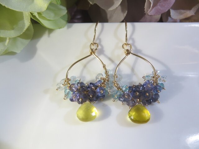 Sold:【再販】月と夜空のイエローオパールの雫チャームピアスの画像1枚目