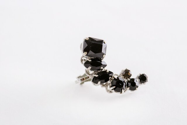 ブラックビジューイヤーカフ silverの画像1枚目