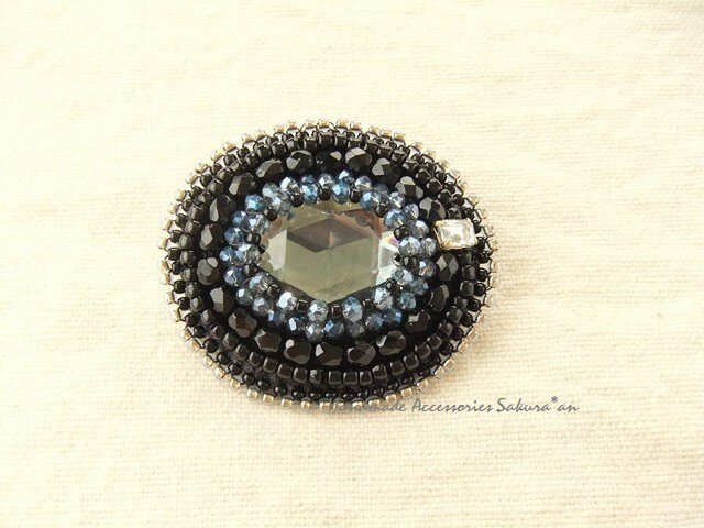 ラウンド刺繍のブローチ(K0421)の画像1枚目
