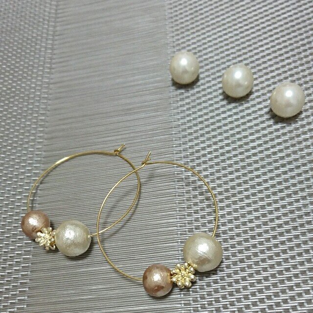 2色のコットンパール&お花のフープピアス(ベージュ×キスカ)の画像1枚目