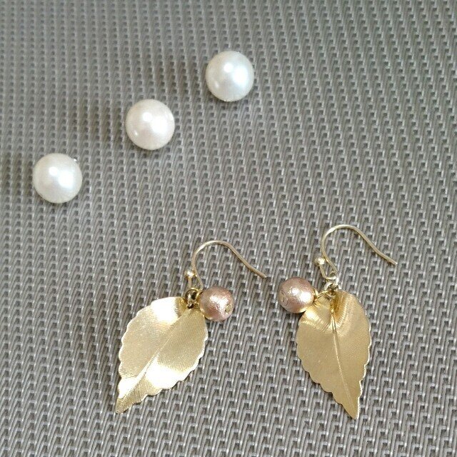 リーフ&1粒ゴールドコットンパールピアス(イヤリング)6mmの画像1枚目