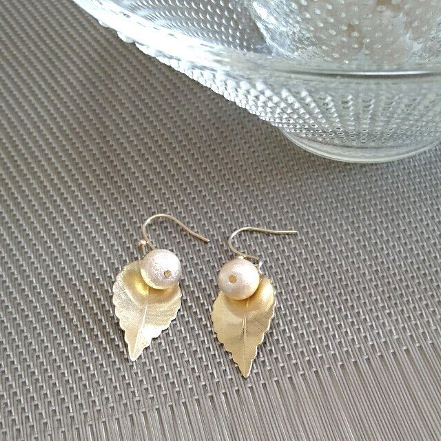 リーフ&1粒コットンパールピアス(イヤリング)8mmの画像1枚目