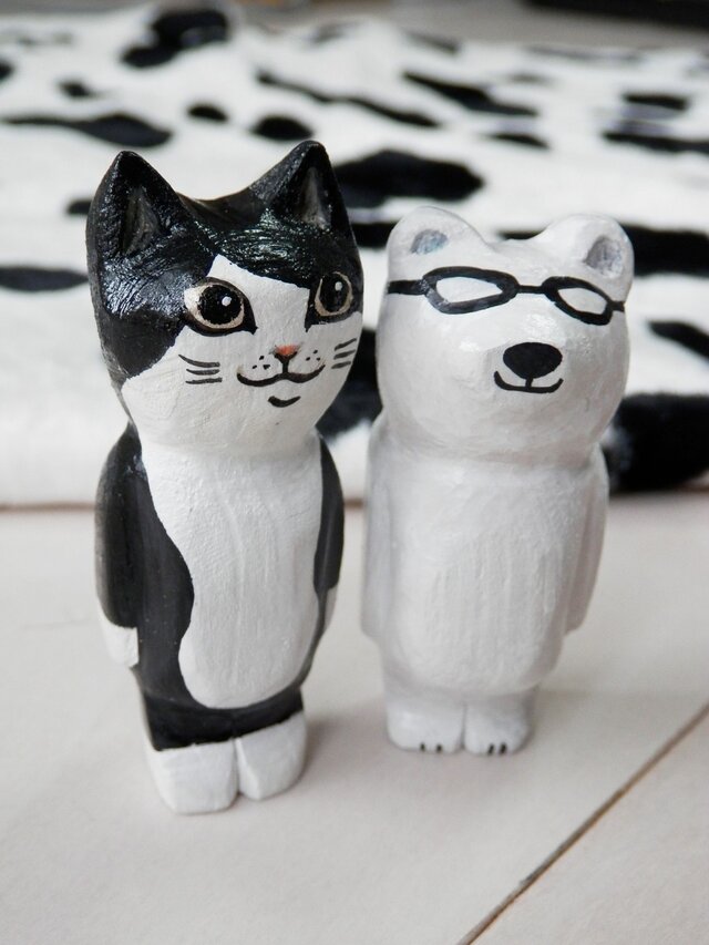 木彫り猫 白黒の画像1枚目