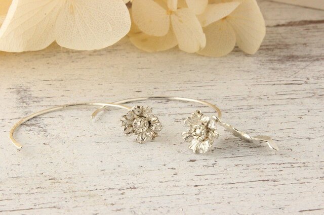 silver 可憐な花輪ピアス の画像1枚目