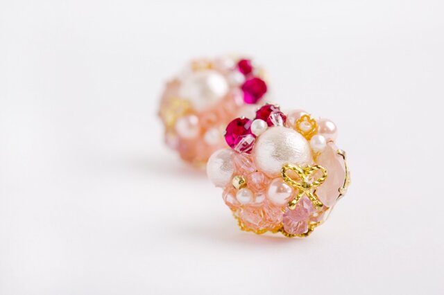 リボン・パール×ビジューのブーケピアス(イヤリング)pinkの画像1枚目