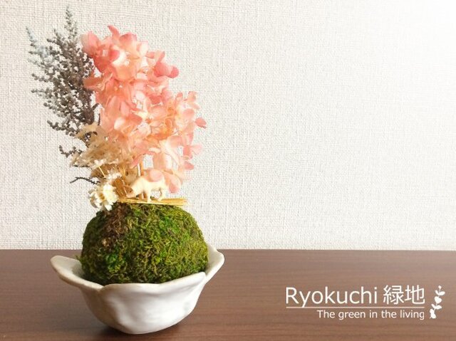 お花見ブヒーちゃん<ピンクのあじさい・苔球置物>の画像1枚目