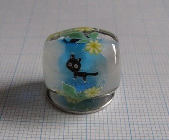 とんぼ玉 黒猫と花 type-Cの画像1枚目